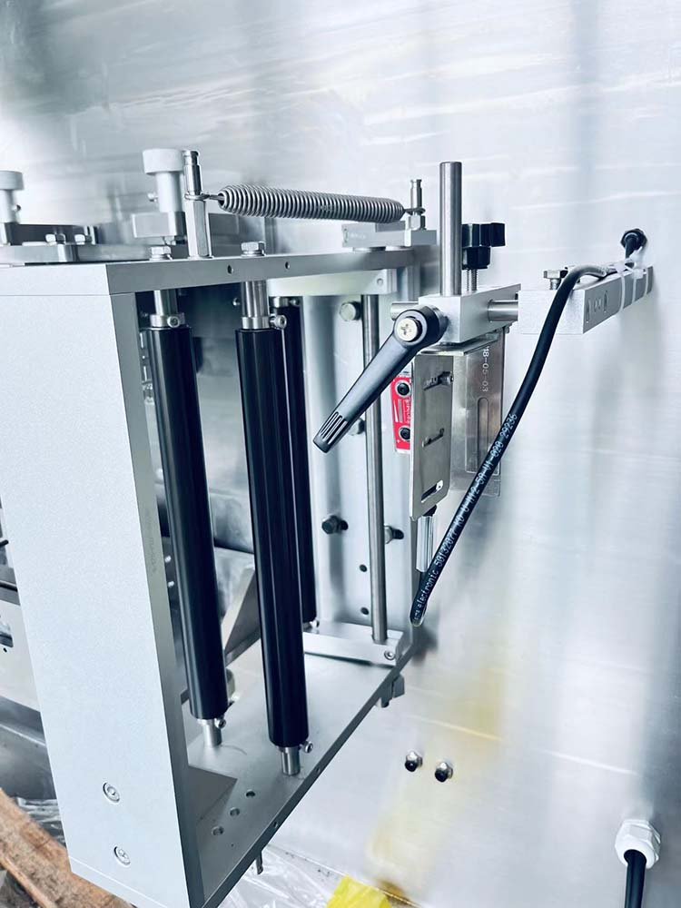 Pouch opening and filling mechanism used to evaluate shaped doypack access
