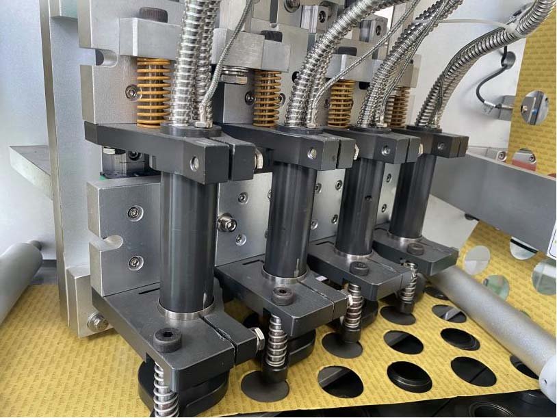 CF240 heat sealing mechanism with spring-loaded assemblies
