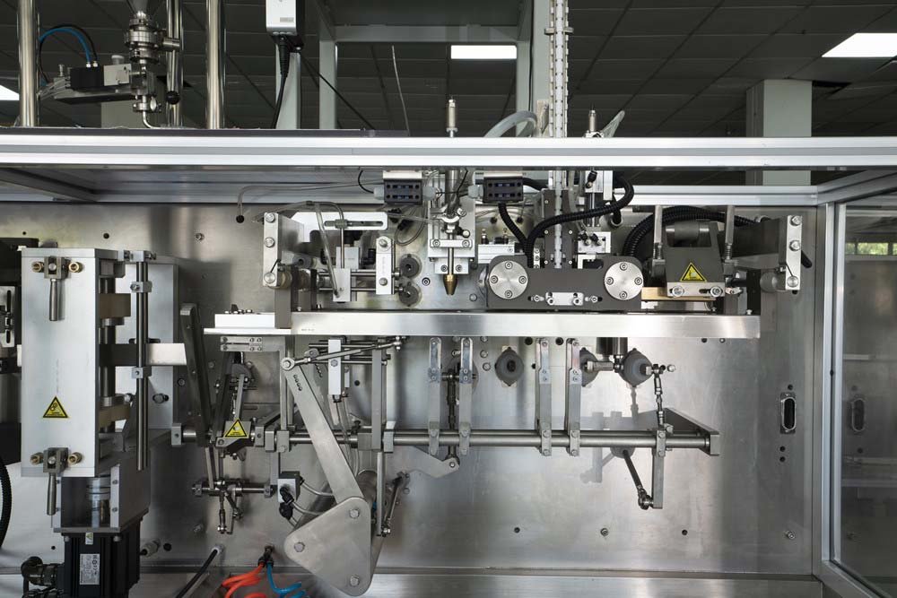 Sachet packing machine sealing mechanism on an HS-series horizontal platform
