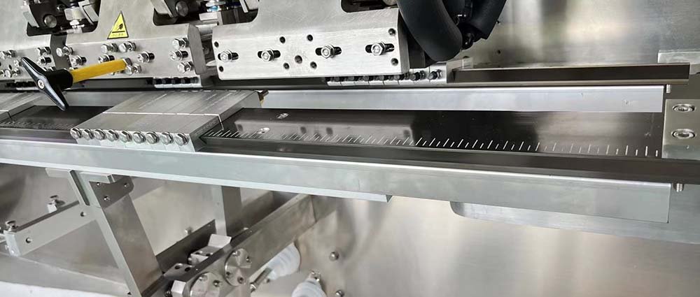 SG-series bag gripping and pouch positioning rail mechanism