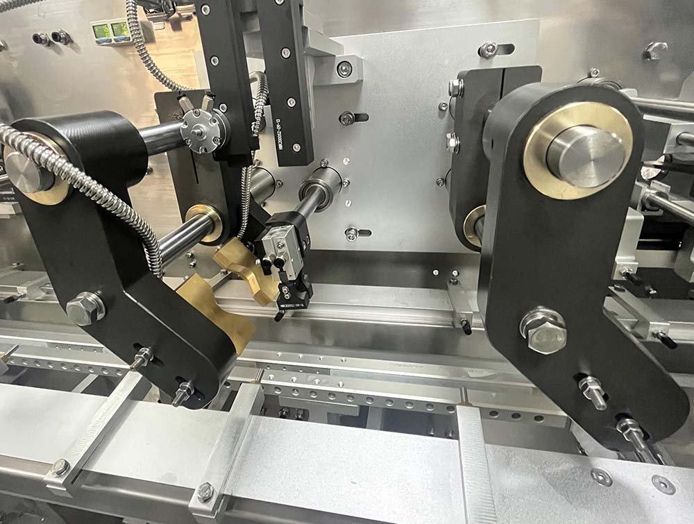 Vacuum pouch opening and mechanical assist grippers on an SG series machine